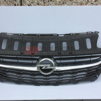 Corsa E Grill in bumper voor 39003576