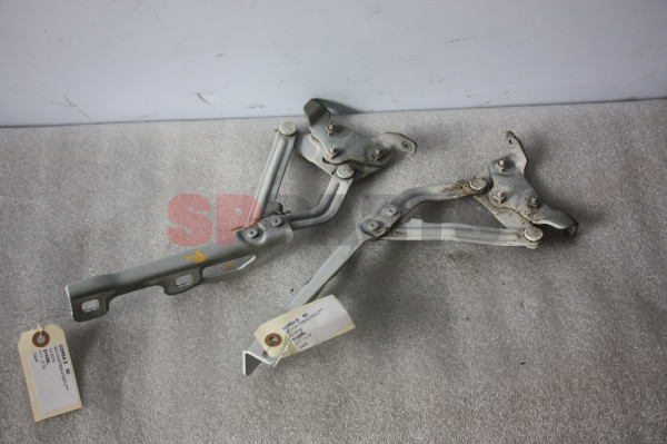 Corsa E bonnet hinge