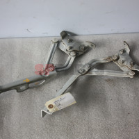 Corsa E bonnet hinge